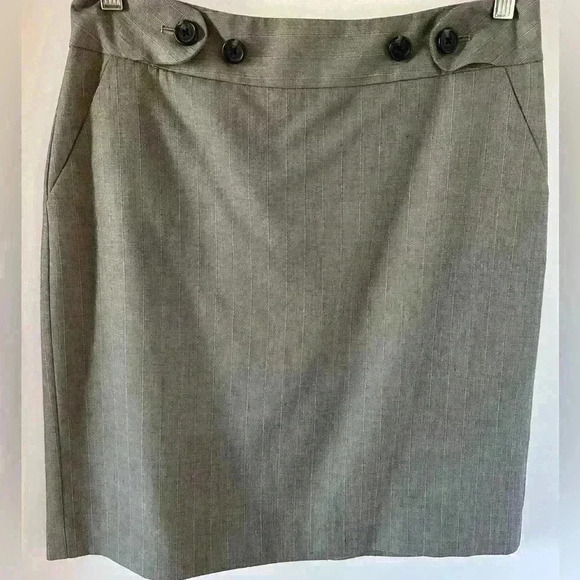 Banana Republic pencil skirt. Grey fabric with really subtle pinstripes. Size 8 - Picture 1 of 8